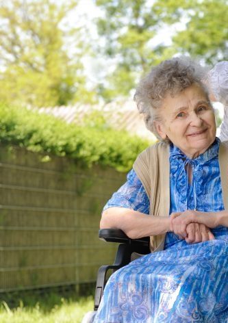 Une aide professionnelle sur mesure.
Aide à la mobilité à à l'extérieur du logement : Accompagnement en fauteuil roulant
